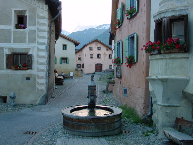 downTownGuarda.JPG, 6/28/2004